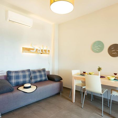 Sea View Luxury Apartments Плакиас Екстериор снимка