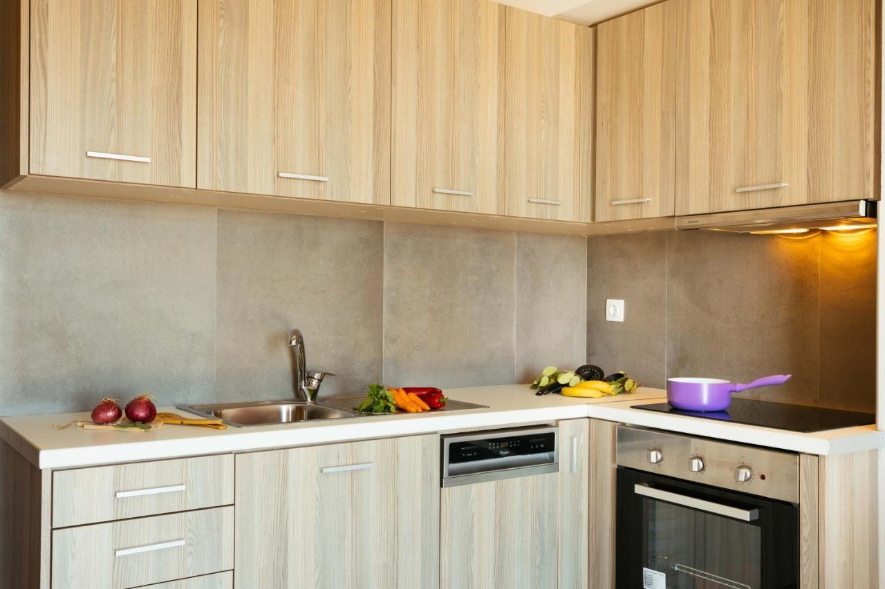 Sea View Luxury Apartments Плакиас Екстериор снимка
