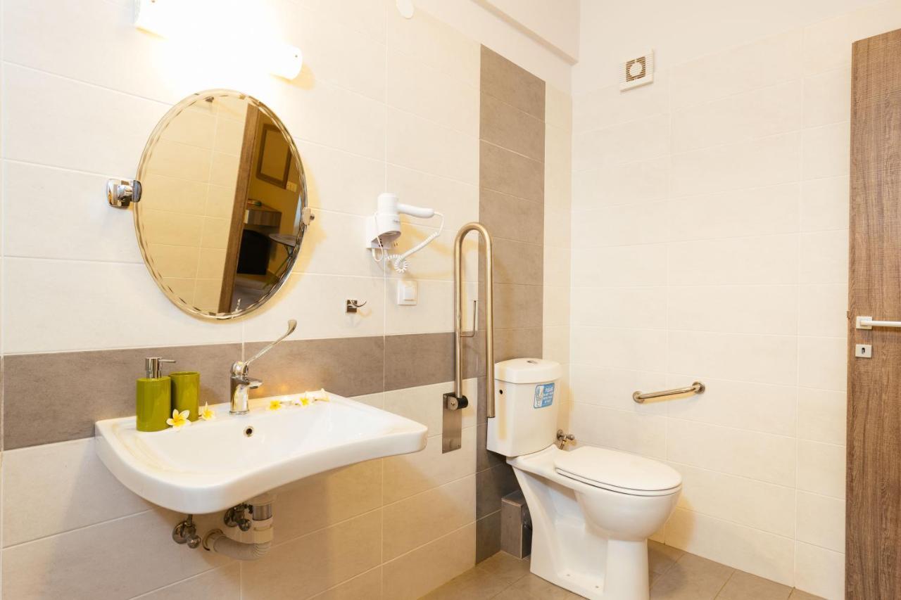 Sea View Luxury Apartments Плакиас Екстериор снимка