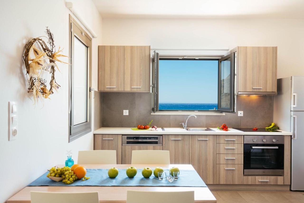 Sea View Luxury Apartments Плакиас Екстериор снимка