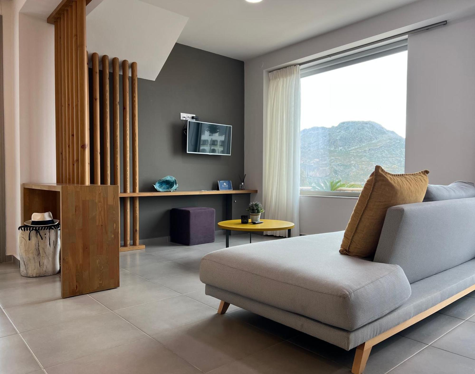 Sea View Luxury Apartments Плакиас Екстериор снимка